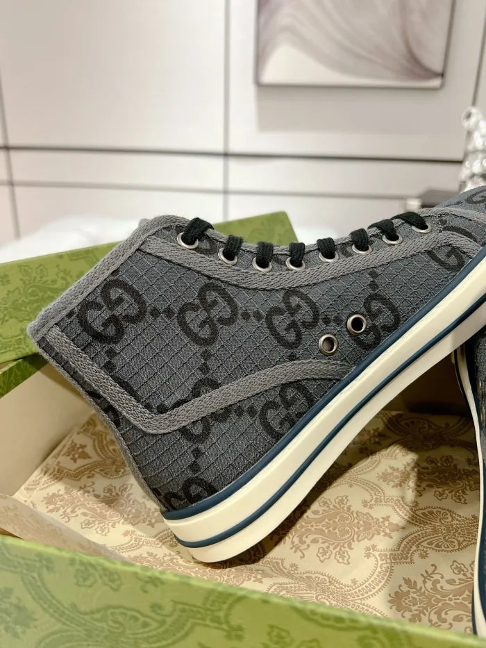 SNEAKERS 25