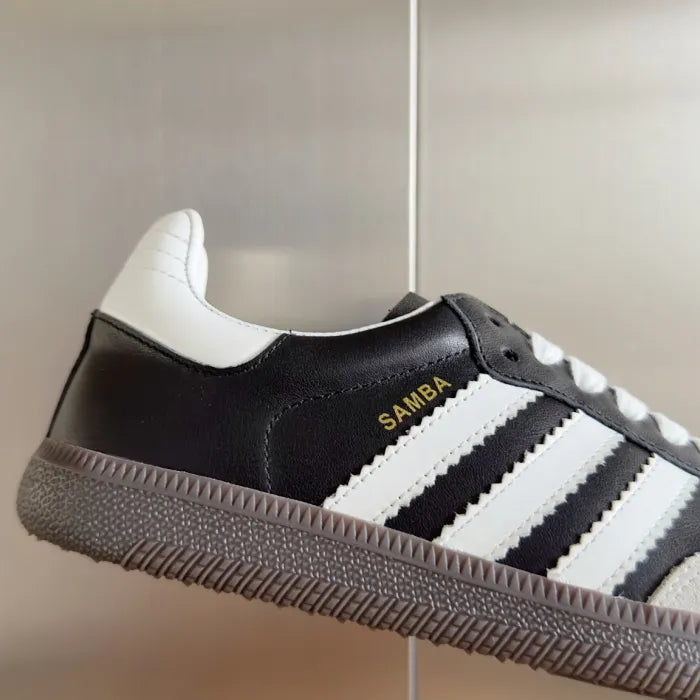 SNEAKERS 11