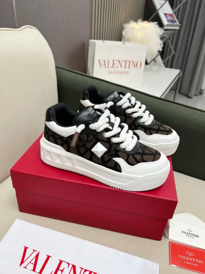 V - SNEAKERS