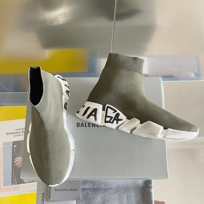 B - SNEAKERS