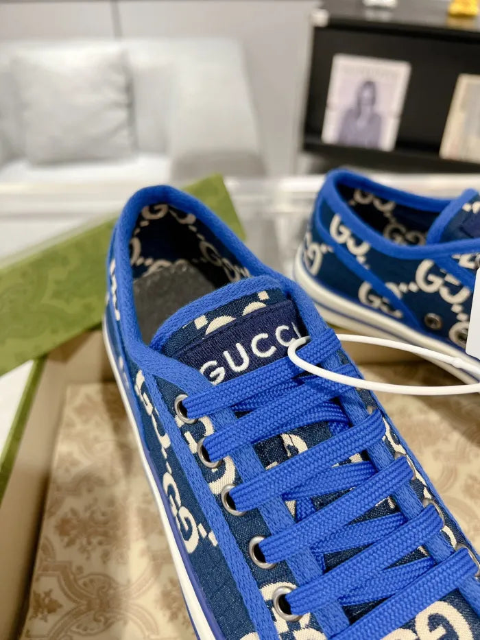 SNEAKERS 09