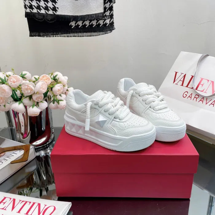 V - SNEAKERS