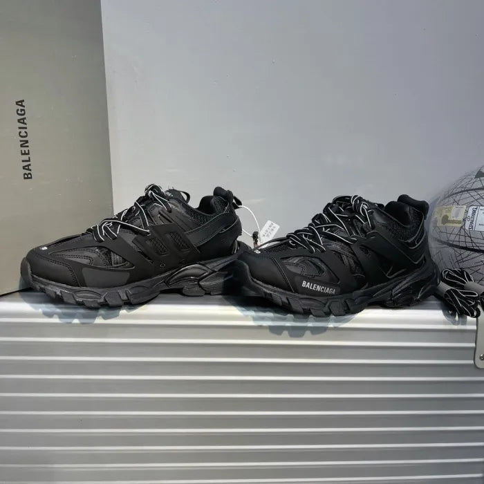 B - SNEAKERS