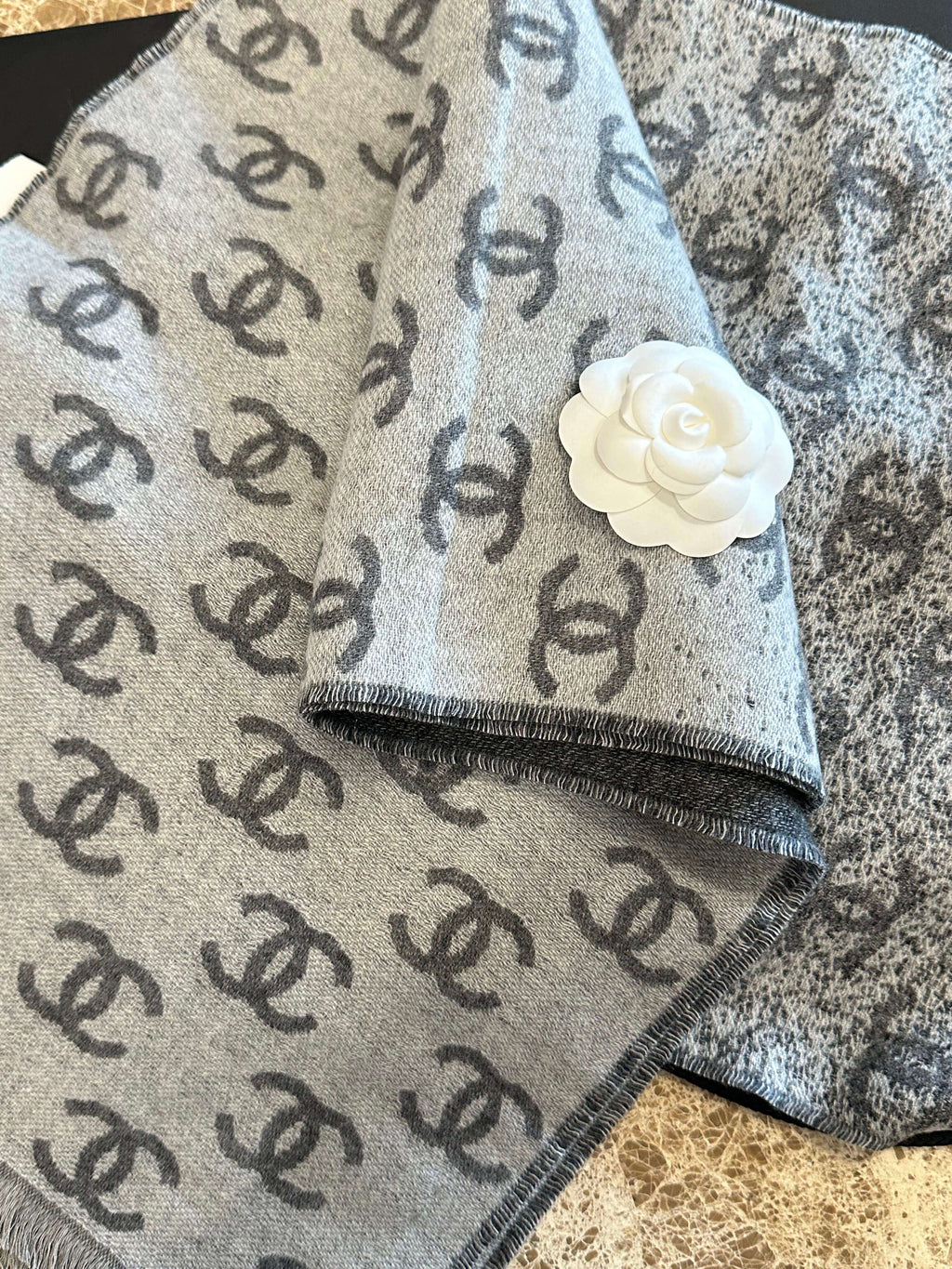Light gray double ring texture three-dimensional flower decoration knitted shawl