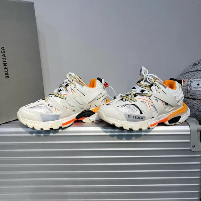 B - SNEAKERS