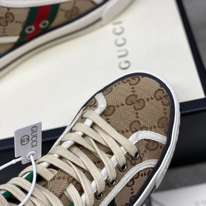 SNEAKERS 14