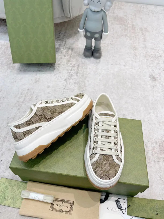 SNEAKERS 28