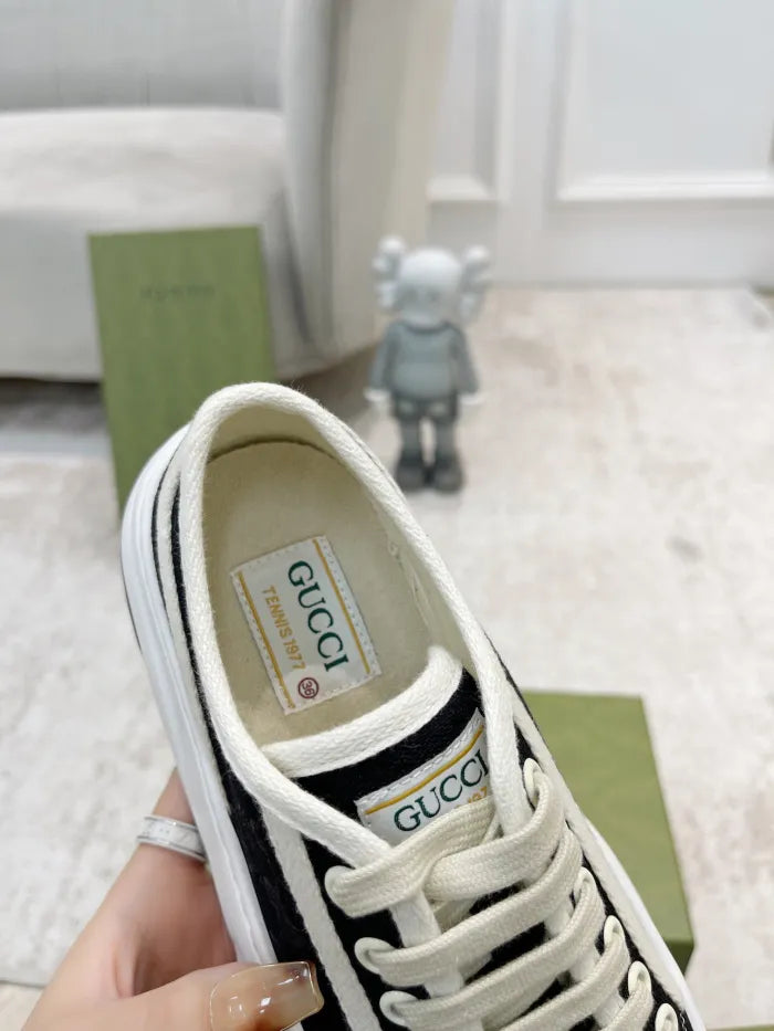 SNEAKERS 04