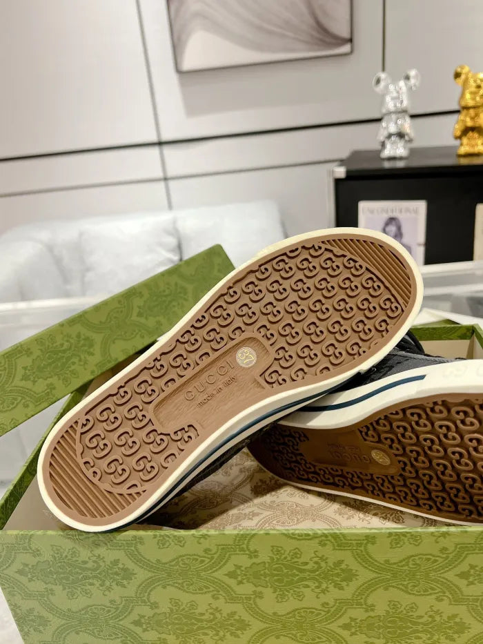SNEAKERS 25