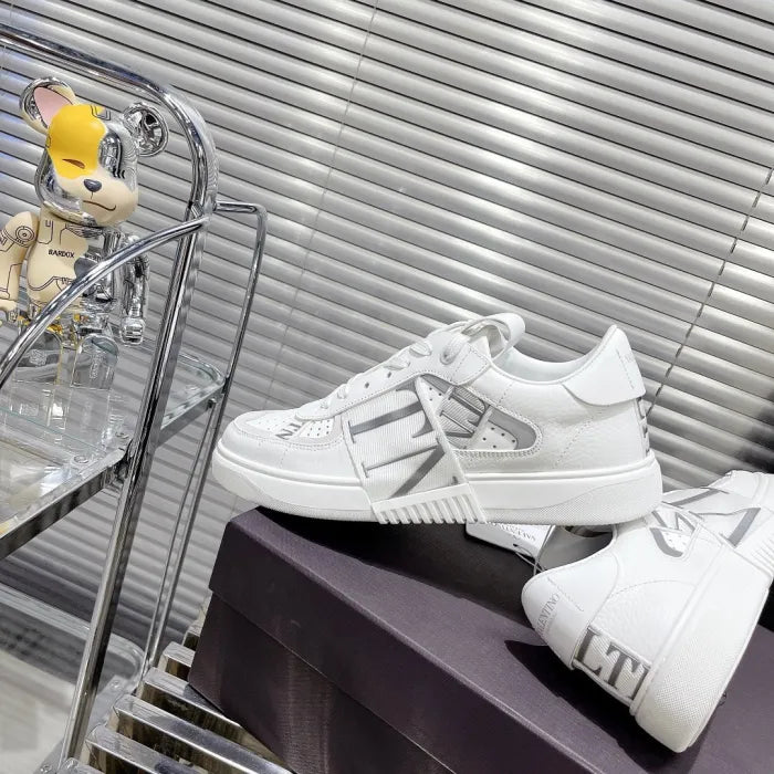 V - SNEAKERS