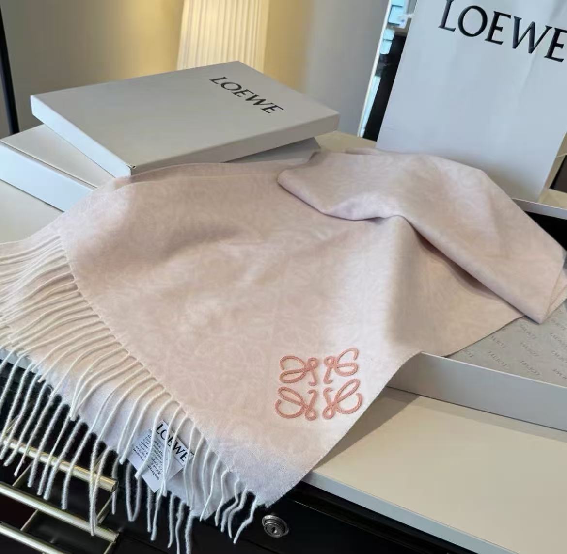 Soft fog powder jacquard embroidered fringed scarf, soft warm shawl in autumn and winter, temperament commuting versatile scarf