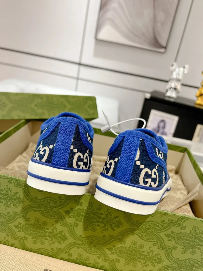 SNEAKERS 09