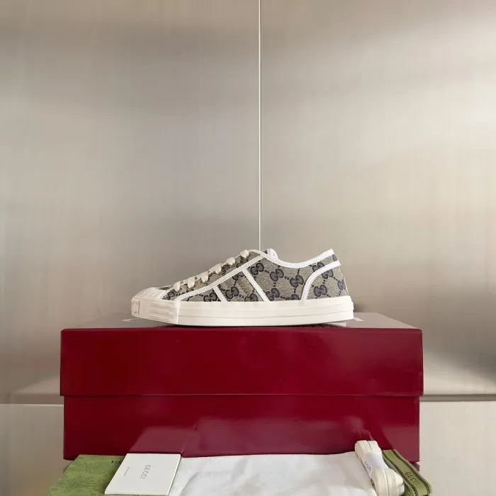 SNEAKERS 07
