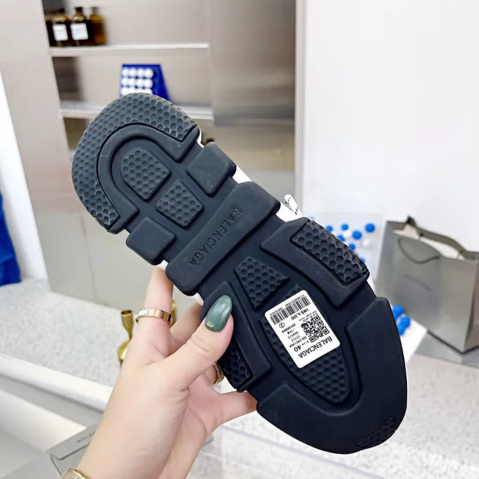 B - SNEAKERS