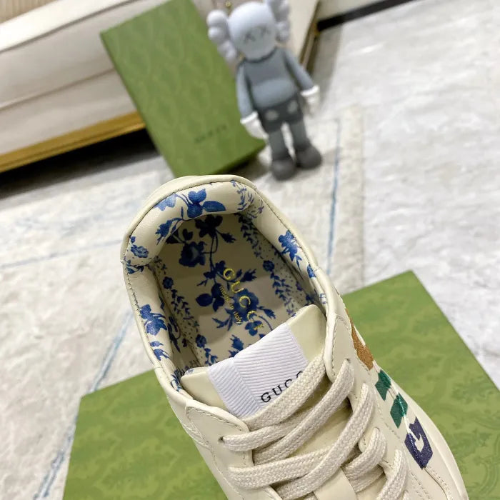 SNEAKERS 26