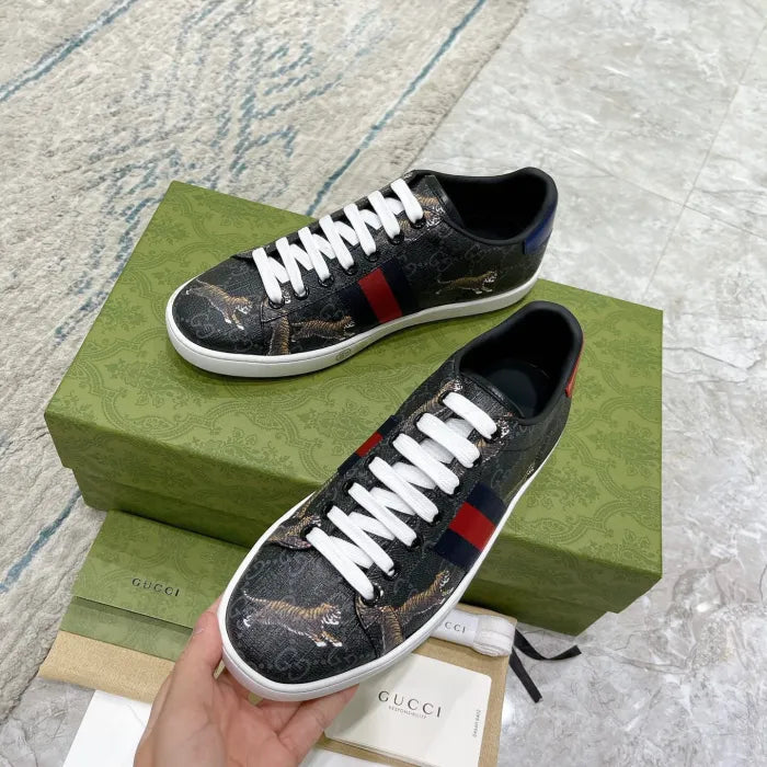 SNEAKERS 16