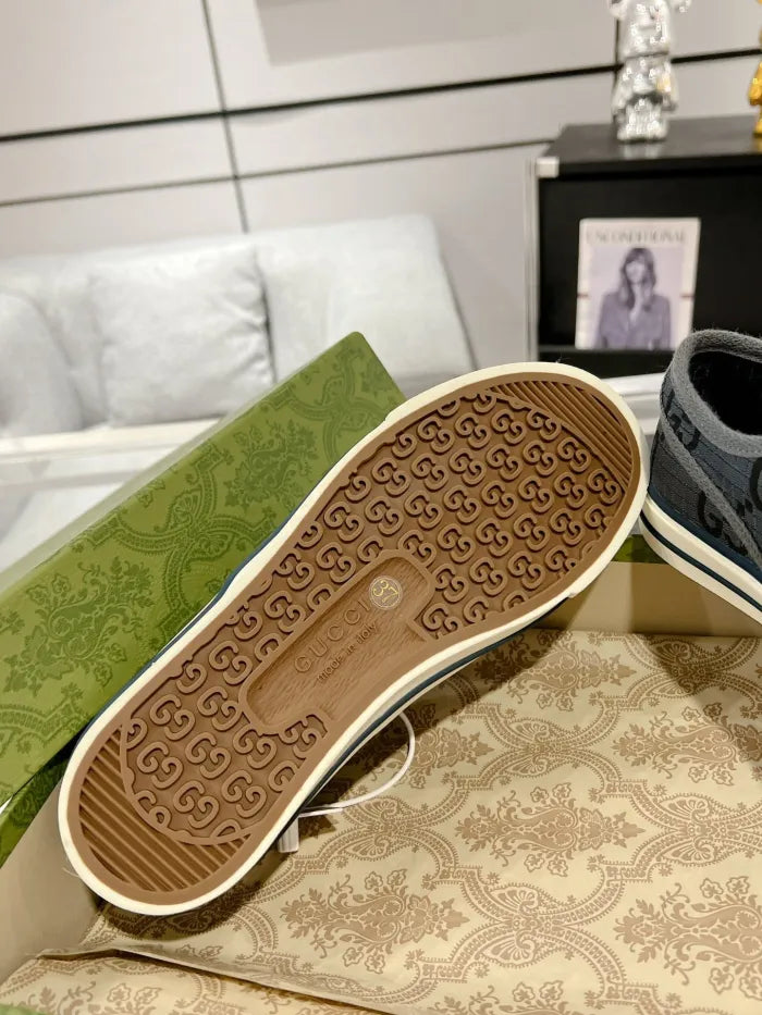 SNEAKERS 22