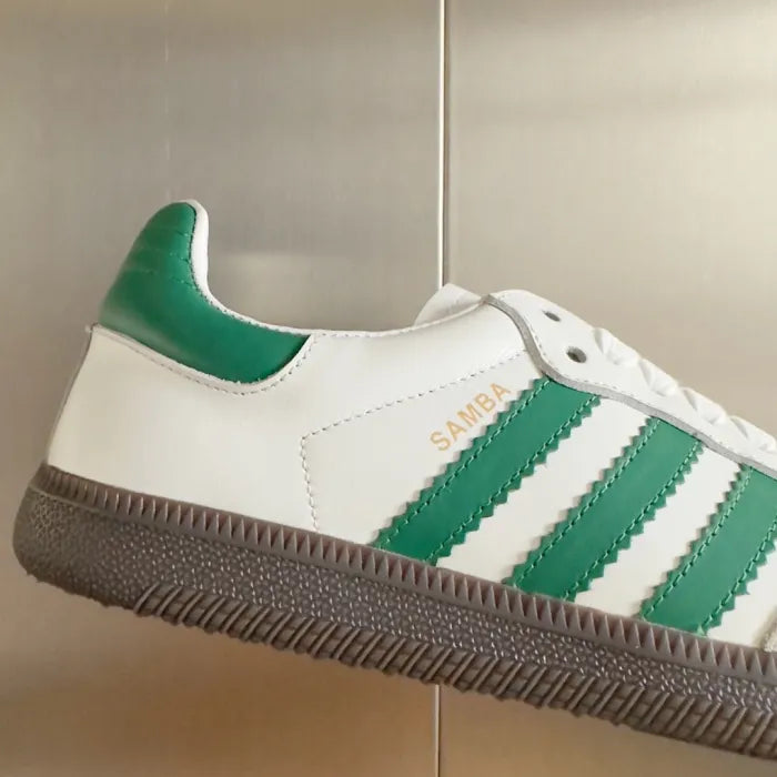 SNEAKERS 19