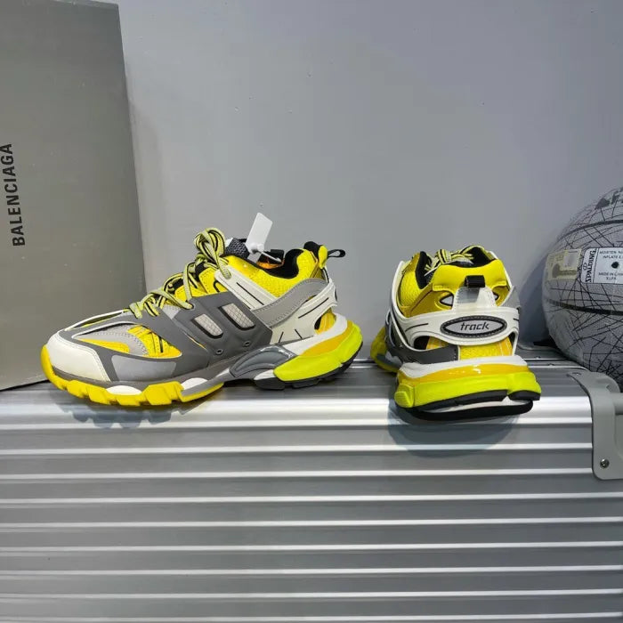 B - SNEAKERS