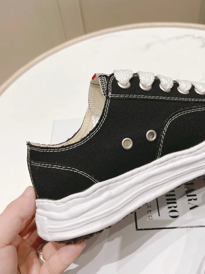 A - SNEAKERS