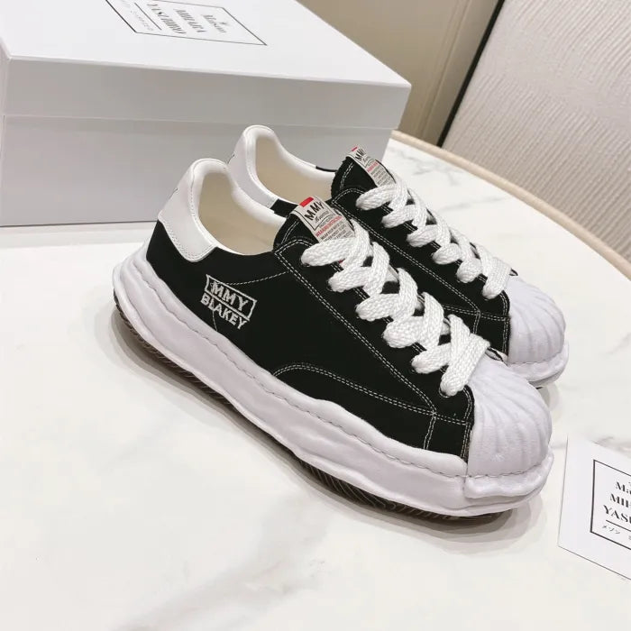 A - SNEAKERS