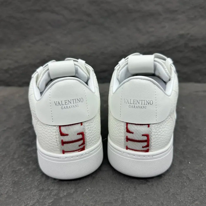 V - SNEAKERS