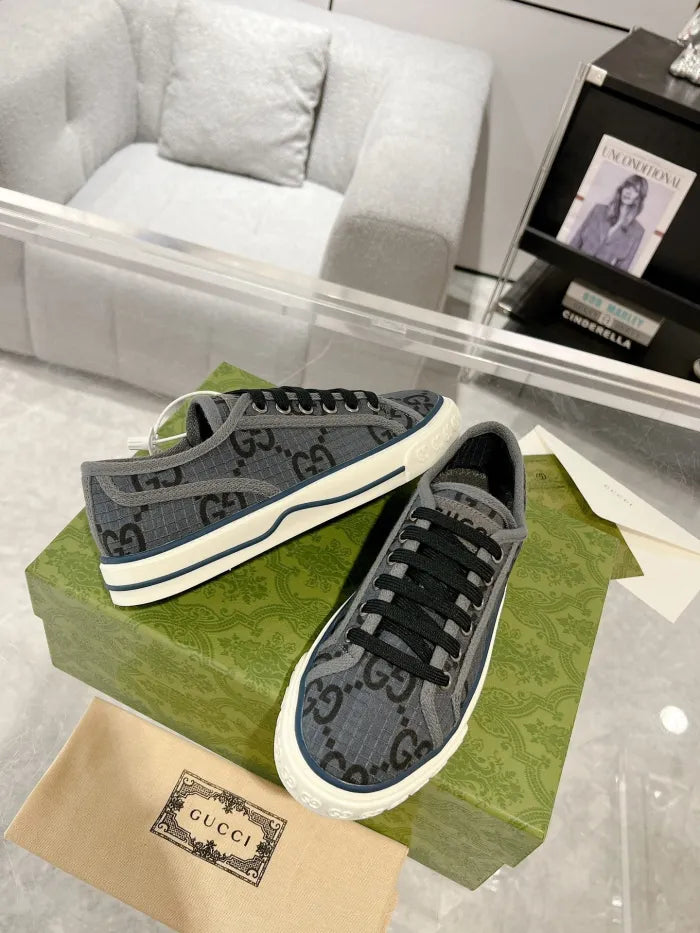 SNEAKERS 22