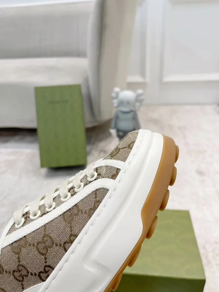 SNEAKERS 28