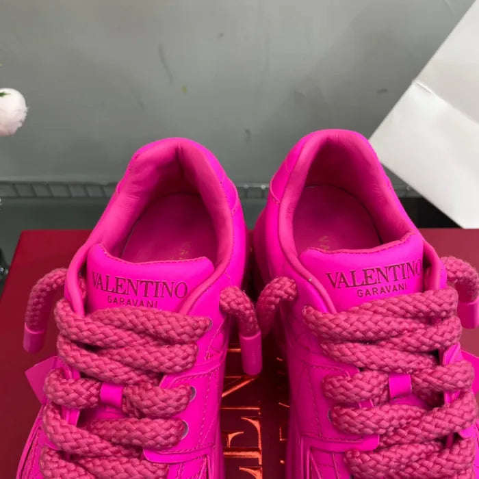 V - SNEAKERS