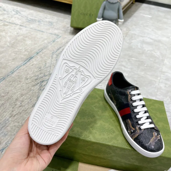 SNEAKERS 16