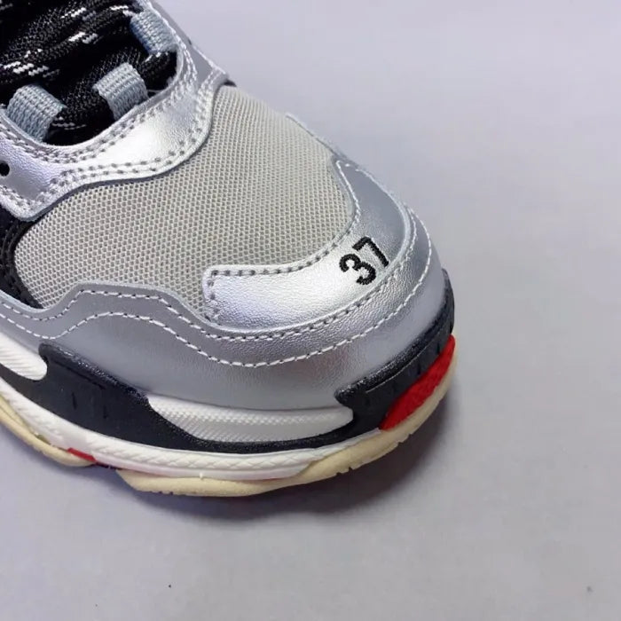 B - SNEAKERS