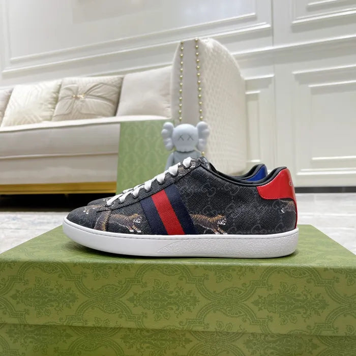 SNEAKERS 16
