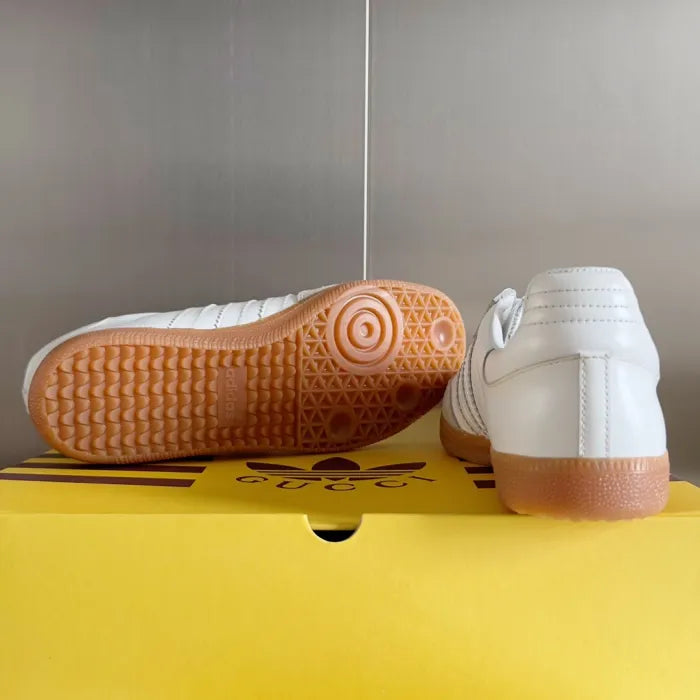 SNEAKERS 10