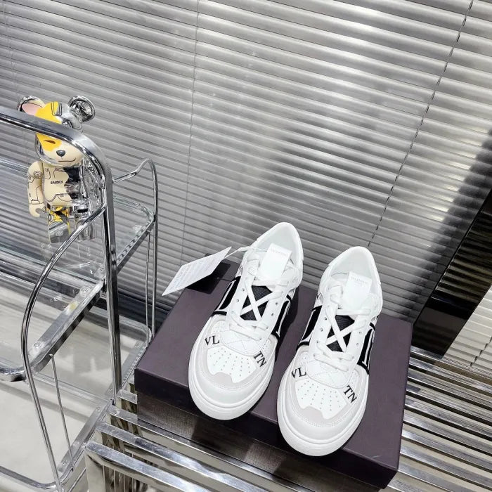 V - SNEAKERS