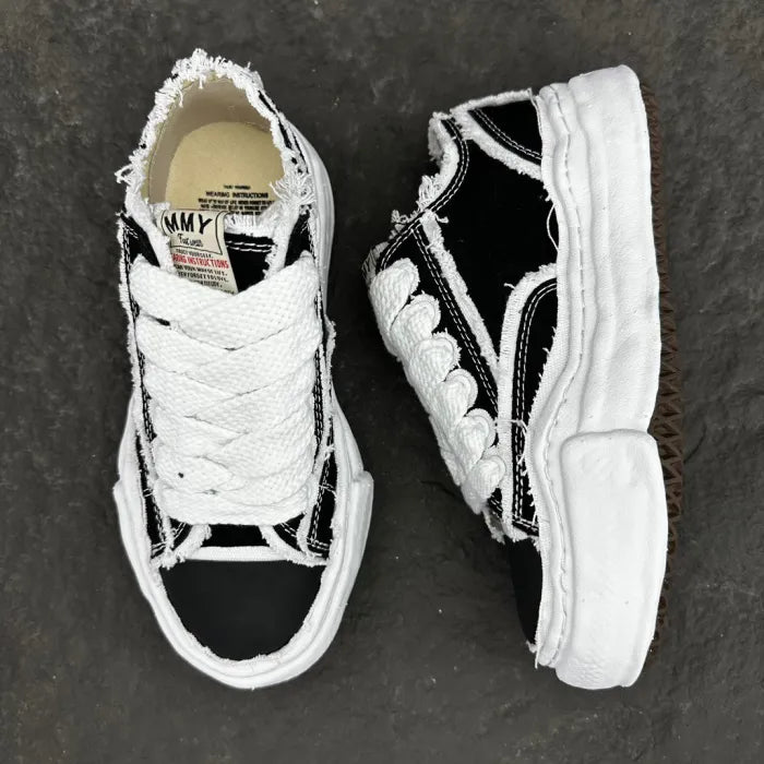 A - SNEAKERS