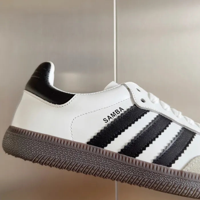SNEAKERS 12