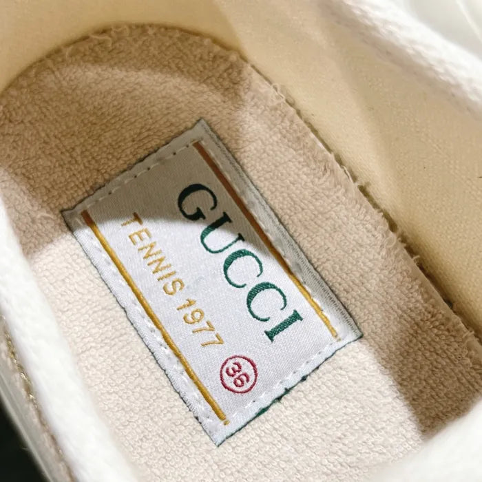 SNEAKERS 08