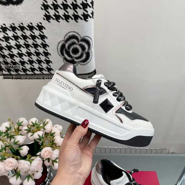 V - SNEAKERS